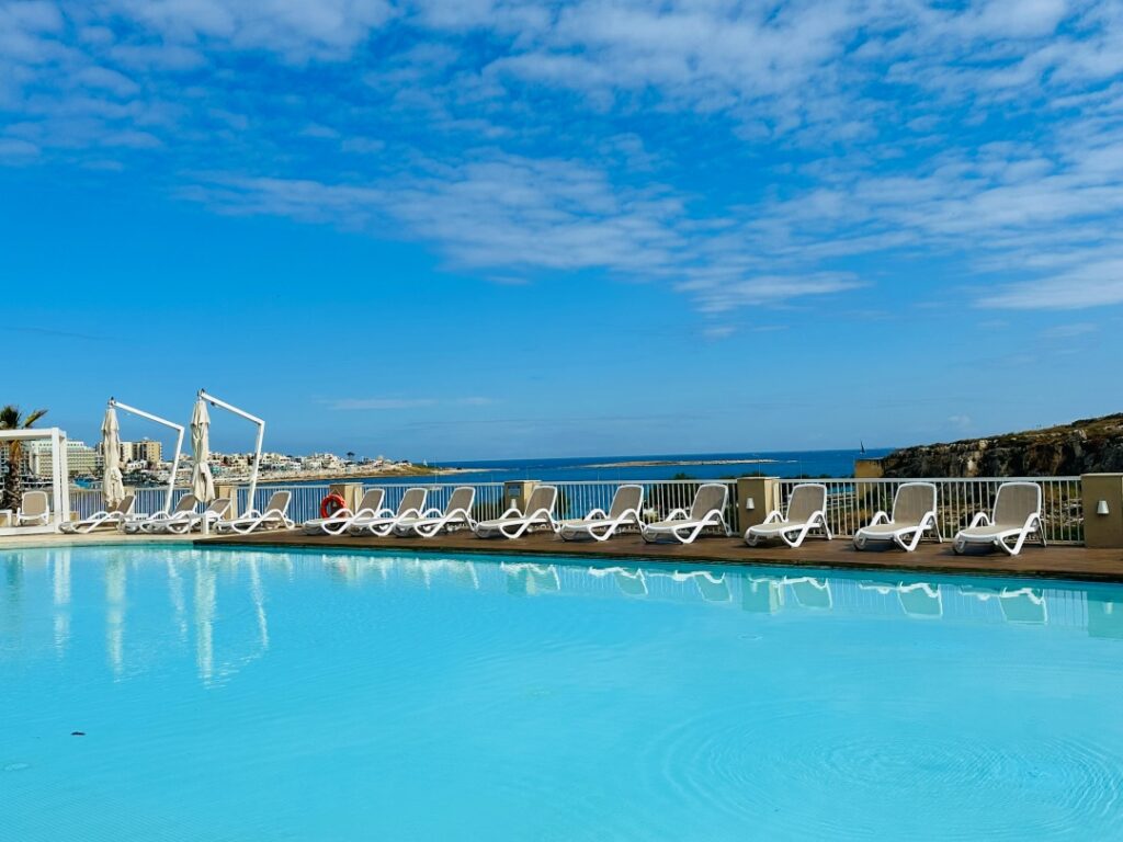 Hồ bơi view biển nhìn ra vịnh St. Paul's Bay