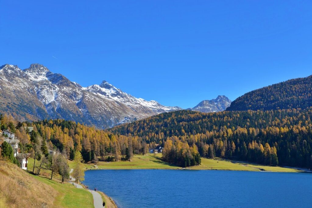 Khung cảnh St. Moritz Thụy Sĩ với hồ xanh ngọc và dãy núi Alps phủ tuyết