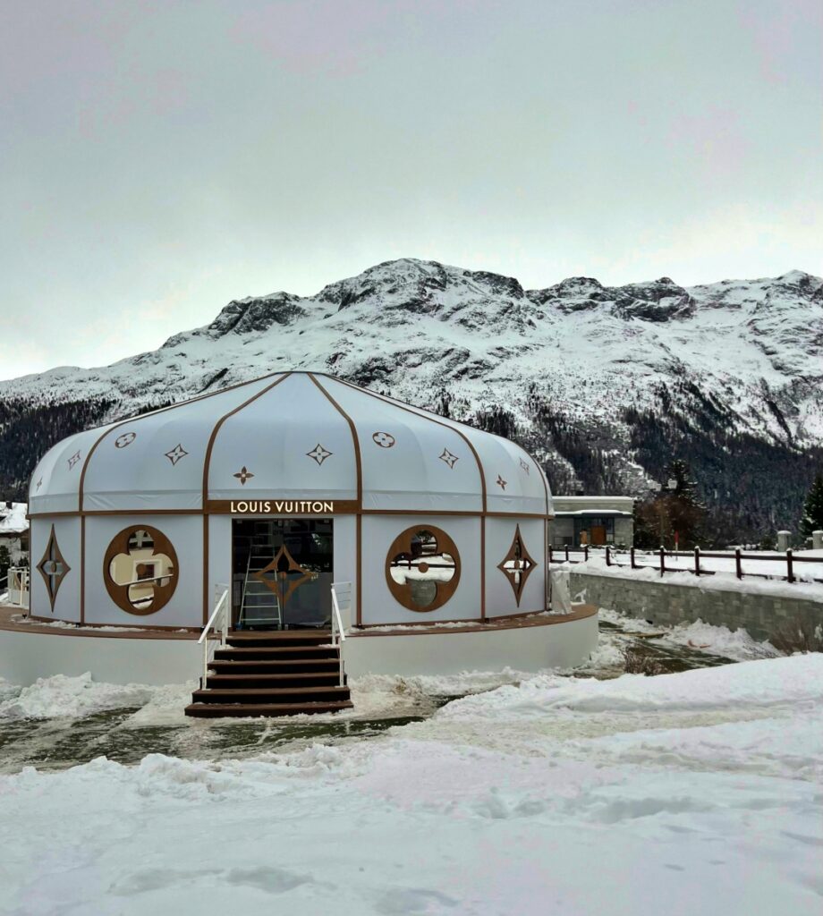 Ngôi làng Igloo độc đáo tại St. Moritz Thụy Sĩ giữa khung cảnh núi tuyết