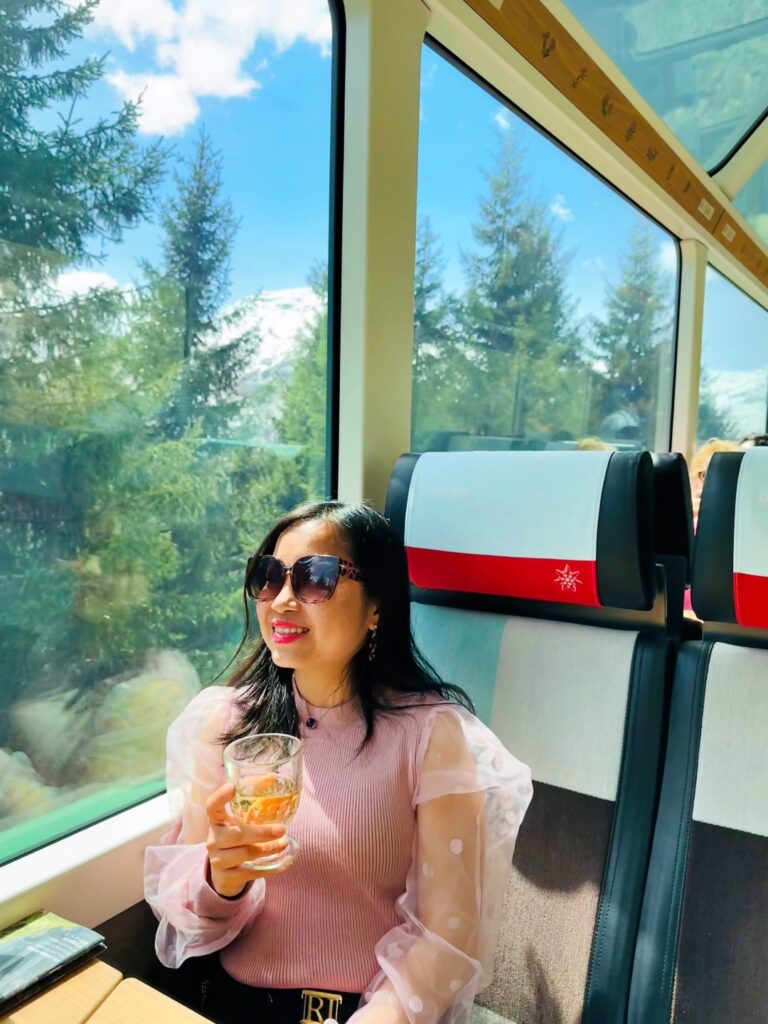 Trải nghiệm thưởng thức rượu vang trắng Thụy Sĩ trên tàu Glacier Express Thuỵ Sĩ