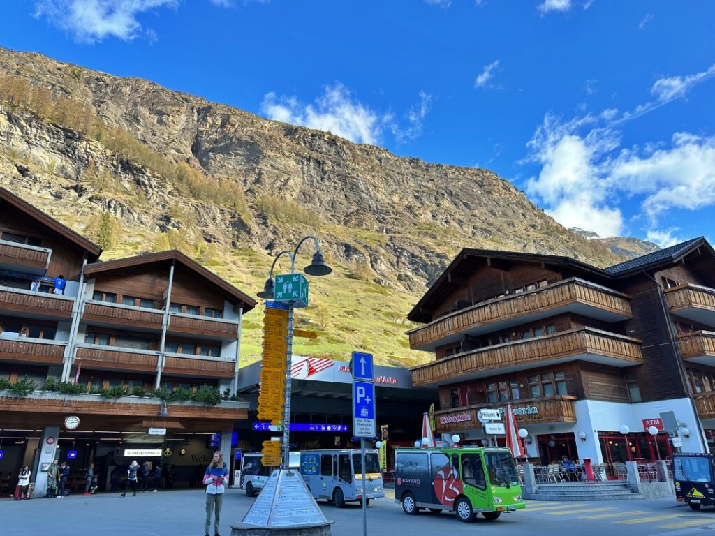 Nhà ga tại Zermatt để bắt đầu đi chuyến Glacier Express Thuỵ Sĩ