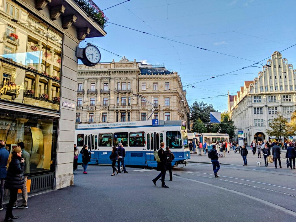Khung cảnh mùa hè rực rỡ trên phố Bahnhofstrasse – trung tâm thời trang và xa xỉ của Zurich