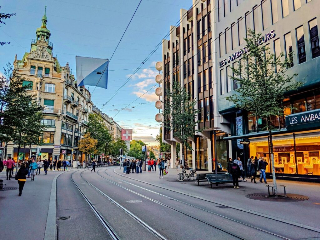 Dạo bước trên phố Bahnhofstrasse Zurich mùa hè, điểm đến shopping đẳng cấp thế giới