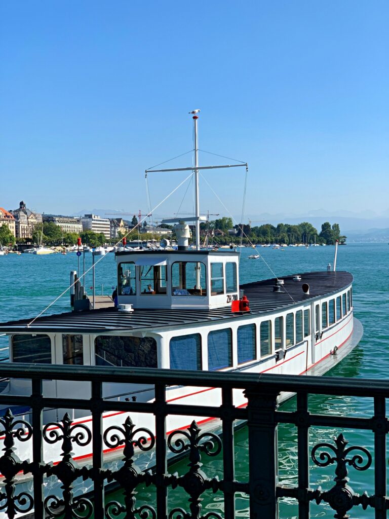 Du thuyền trên hồ Zurich mùa hè