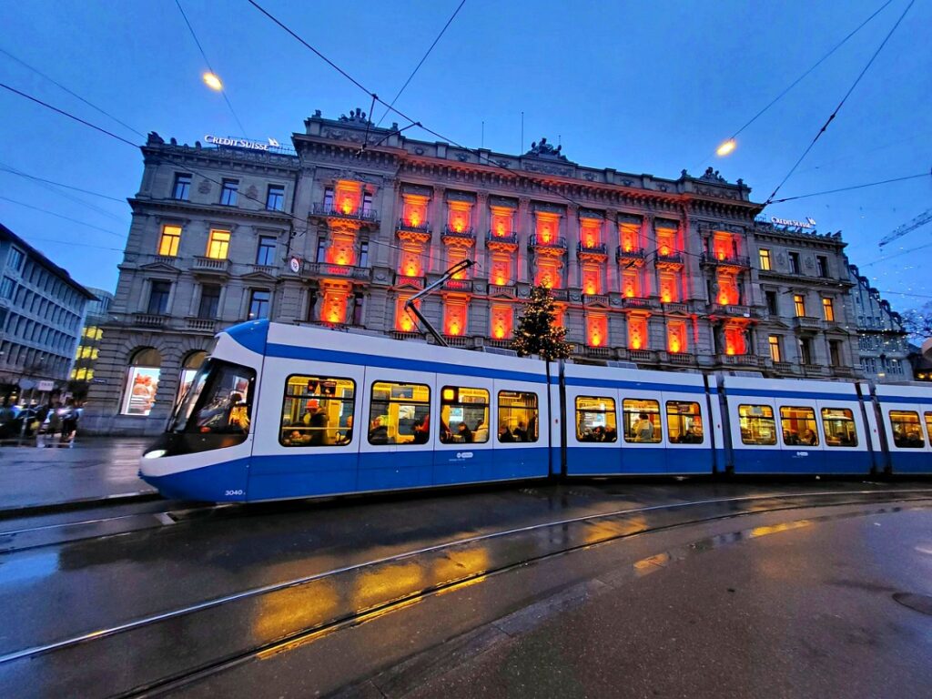 Tram đi qua khu phố Bahnhofstrasse, trung tâm thời trang và tài chính của Zurich