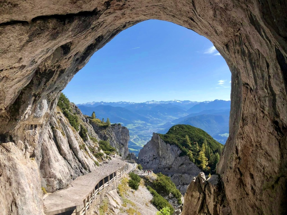Lối vào hang băng Eisriesenwelt trên núi Tennengebirge, Áo.