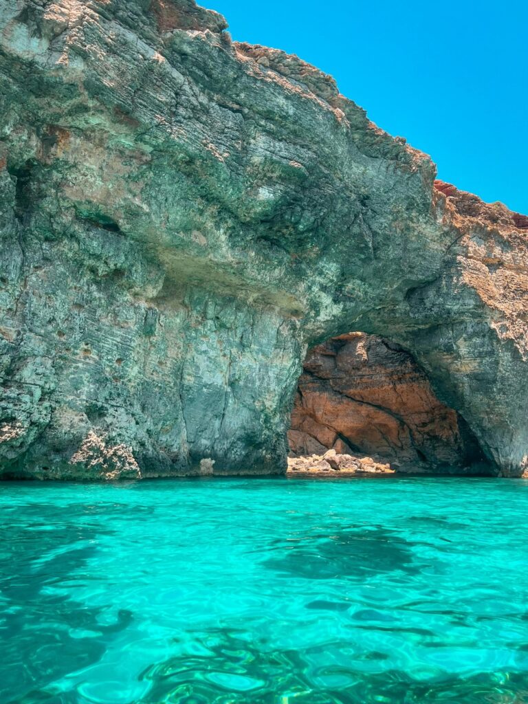 Snorkelling tại Blue Lagoon Malta với làn nước xanh ngọc và hang động Comino