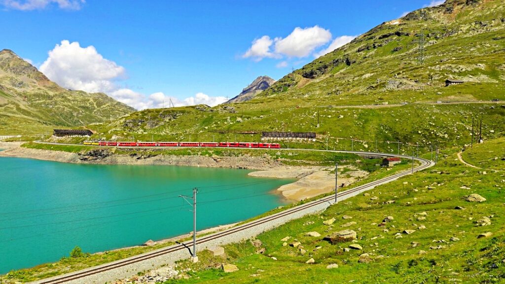 Bernia Express đi qua hồ xanh ngọc Lago Bianco mùa hè