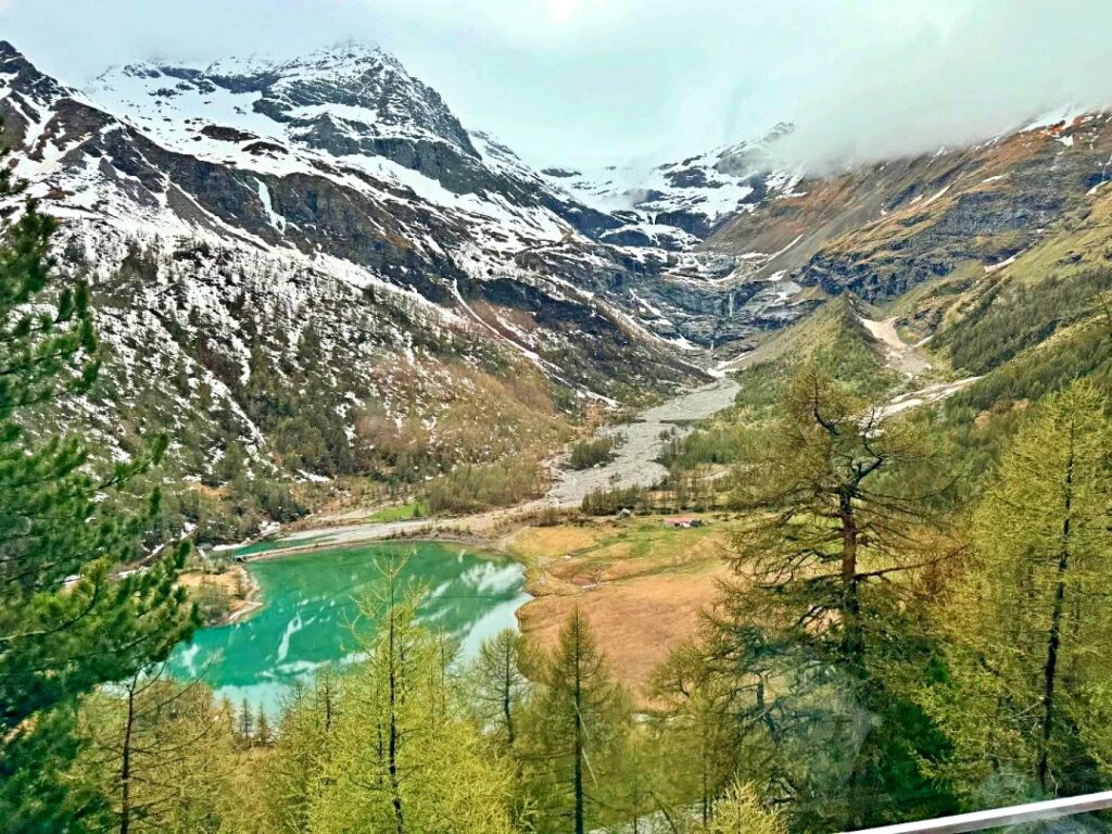 Cảnh Bernina Express Thụy Sĩ nhìn xuống hồ Palü từ Alp Grüm.