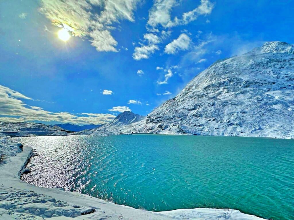 Bernina Express đi qua Lago Bianco Thụy Sĩ – cảnh băng và ánh sáng ngoạn mục