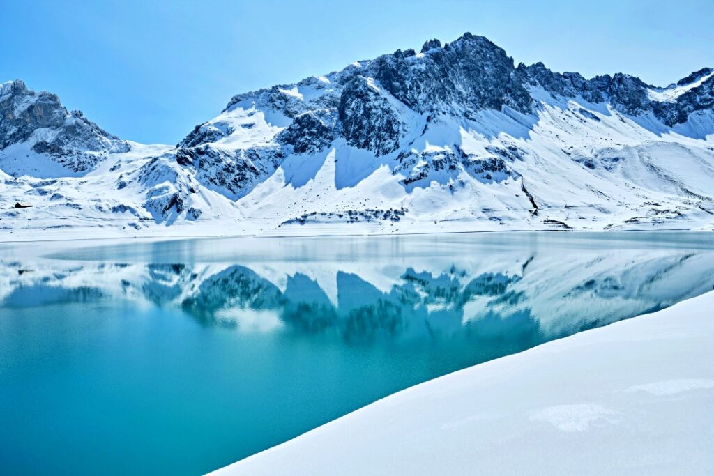 Bernina Express Thụy Sĩ đi qua hồ băng Lago Bianco mùa hè – cảnh núi tuyết và nước xanh ngọc