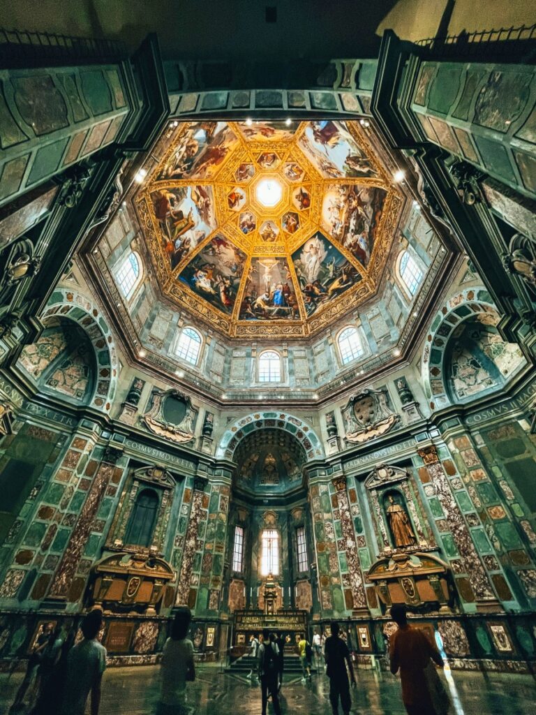 Nội thất Basilica di San Lorenzo Florence với Medici Chapel, nơi quyền lực dòng họ Medici được khắc họa qua đá cẩm thạch tráng lệ