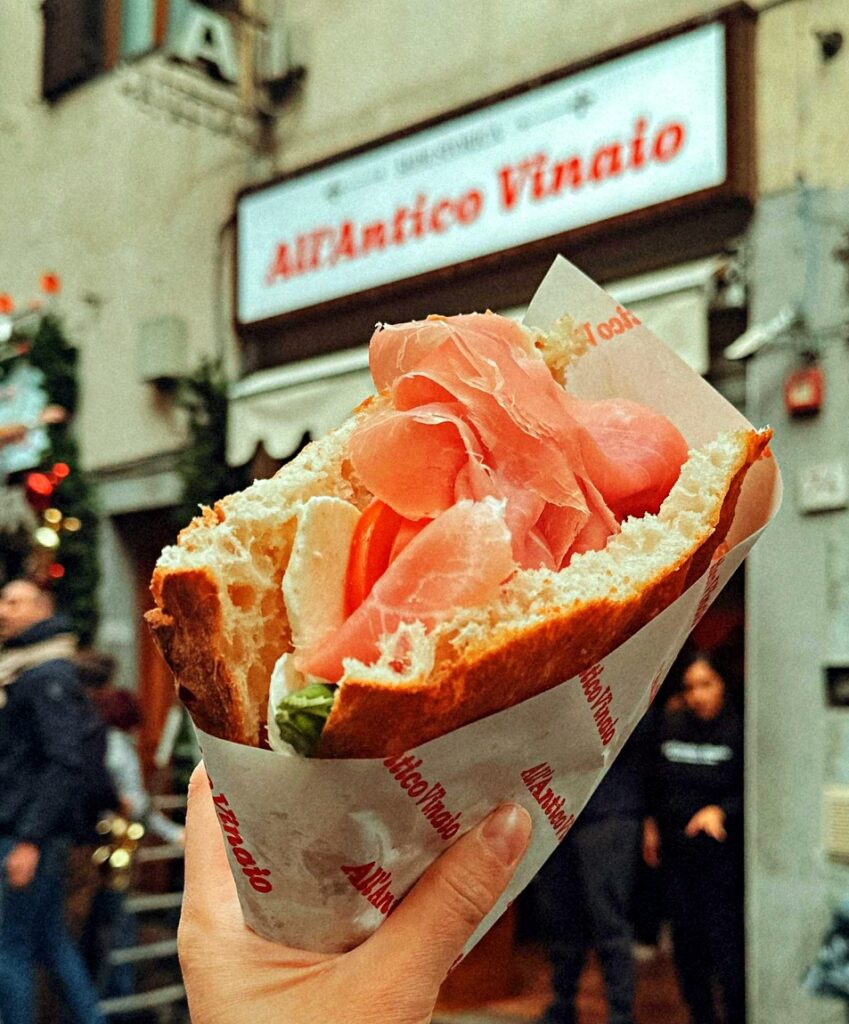 Sandwich schiacciata huyền thoại của All’Antico Vinaio, hương vị đường phố nổi tiếng của Florence