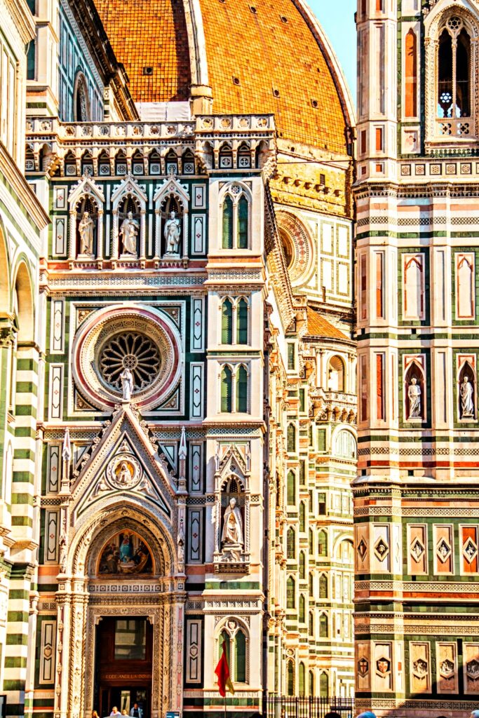 Mái vòm đỏ Duomo di Firenze, biểu tượng Phục Hưng ở Florence, nhìn từ quảng trường trung tâm thành phố