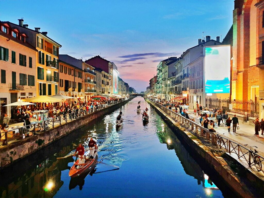 Kênh Navigli lãng mạn khi hoàng hôn tại Milan