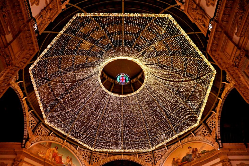 Bên trong Duomo di Milano