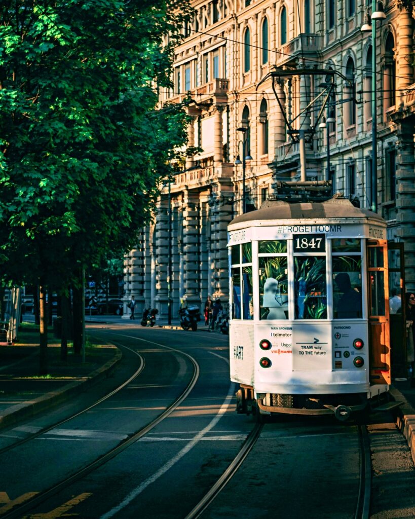Tram tại Milan - du lịch Milan
