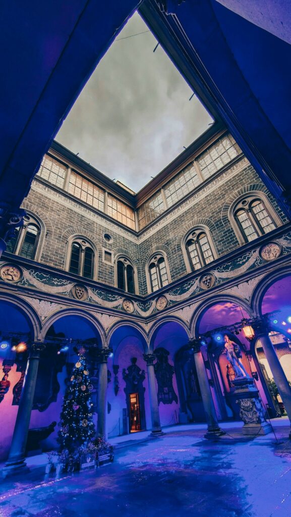 Sân trong Palazzo Medici Riccardi ở Florence với kiến trúc Phục Hưng và ánh sáng giếng trời, gắn liền với gia tộc Medici