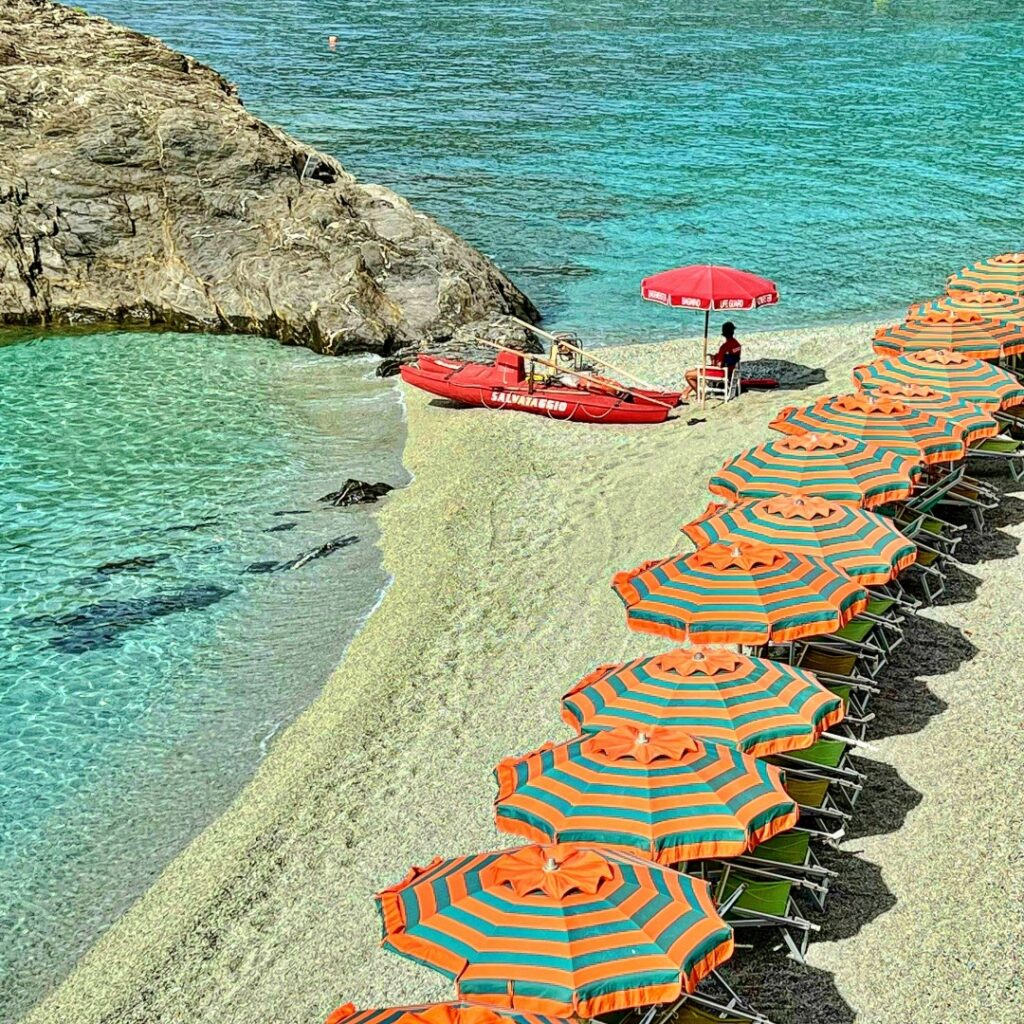 Bãi tắm ở làng Monterosso - Cinque Terre - Ý