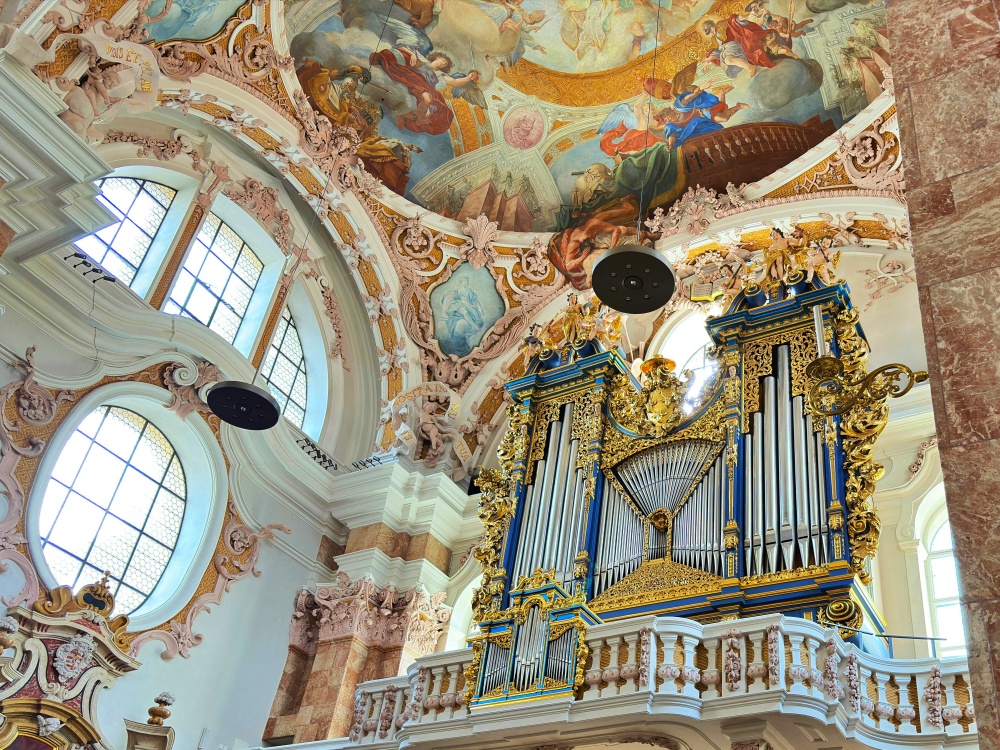 Dom St. Jakob – nhà thờ chính tòa của Innsbruck với mái vòm xanh đặc trưng vùng Tyrol