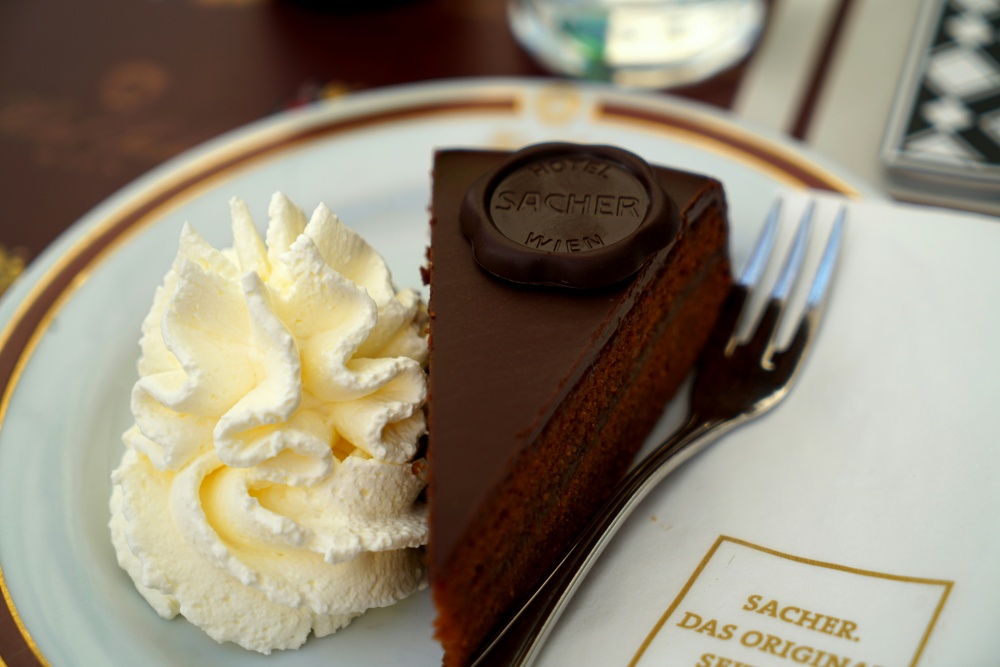 Sacher-Torte - bánh socola đặc trưng của Áo