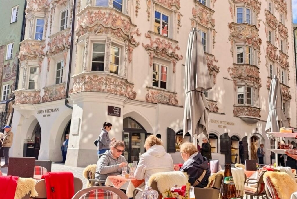 Buổi sáng thong thả tại quán cà phê cổ ở Innsbruck