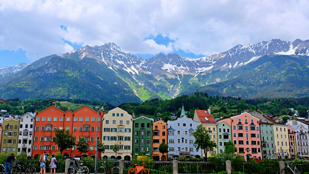 Dòng sông Inn uốn lượn qua trung tâm Innsbruck, phản chiếu sắc trời chiều yên ả