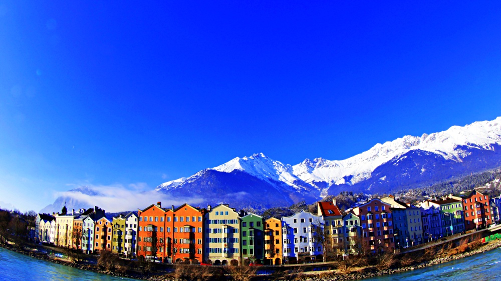 View toàn cảnh Innsbruck bên dãy Alps, những mái nhà pastel soi bóng dưới nắng vàng Tyrol