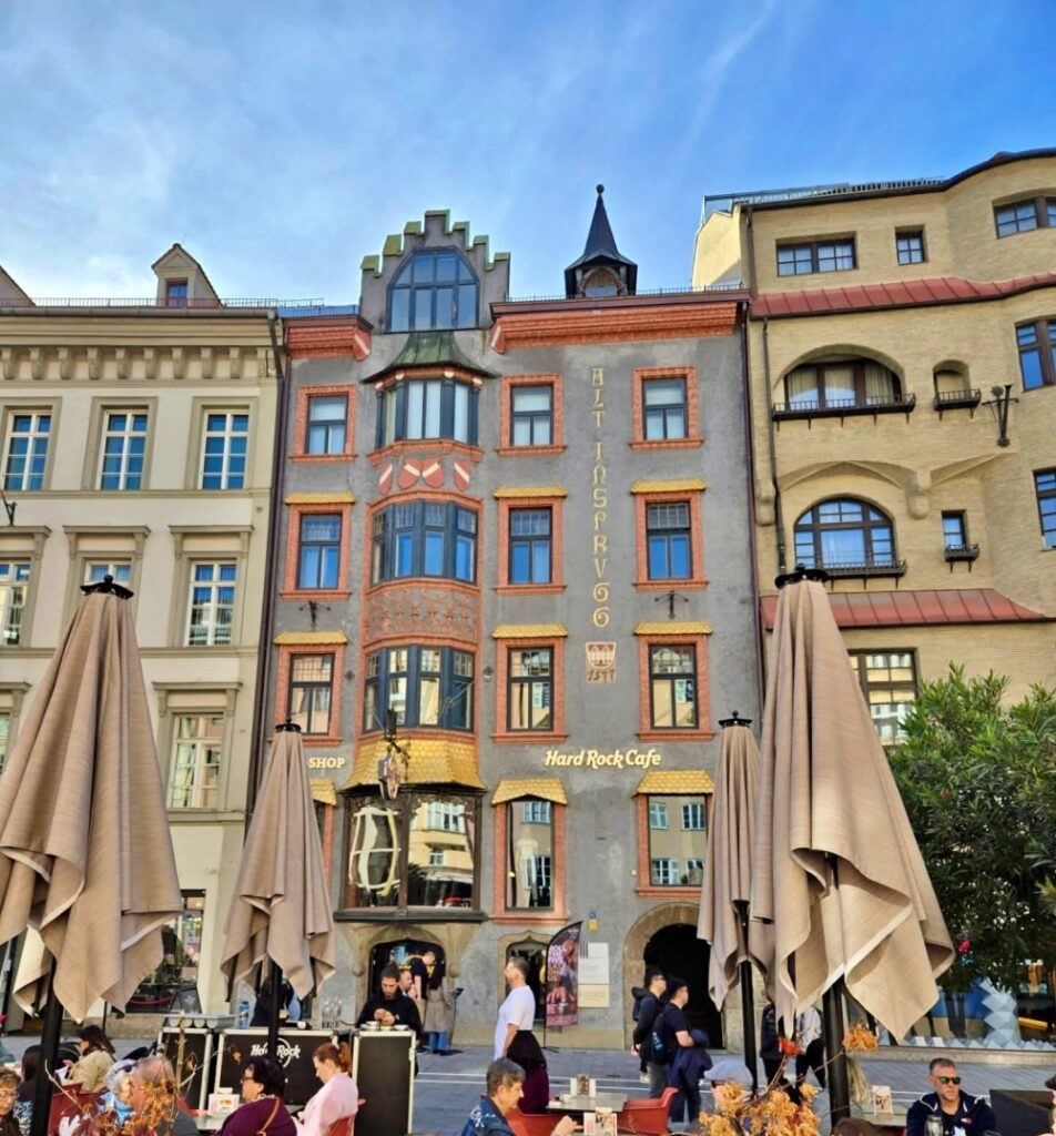 Buổi sáng thong thả tại quán cà phê cổ ở Innsbruck