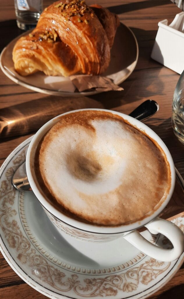 Ly cappuccino buổi sáng tại quán cà phê cổ điển ở Venice – trải nghiệm ẩm thực Venice thanh lịch