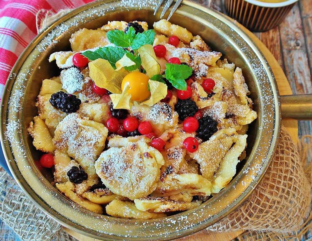 Kaiserschmarrn – món bánh truyền thống Áo mềm xốp, phủ đường bột và mứt mận ngọt dịu