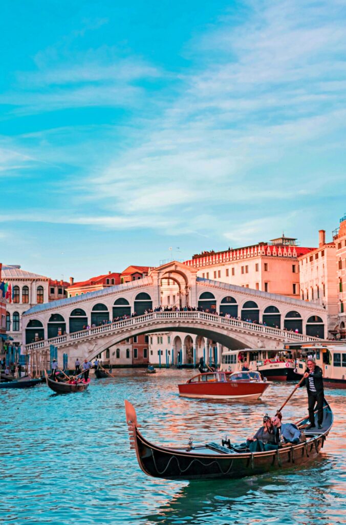Du lịch Venice - Gondola trên kênh đào