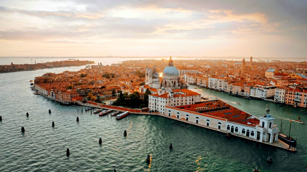 Tòa tháp Campanile San Marco nhìn từ Grand Canal – điểm đến nổi tiếng của du lịch Venice