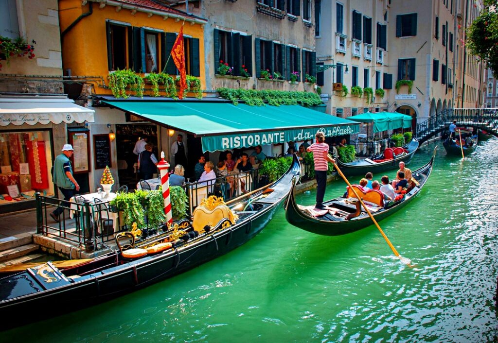 Gondola lướt nhẹ trên kênh đào Venice – biểu tượng lãng mạn của du lịch Ý