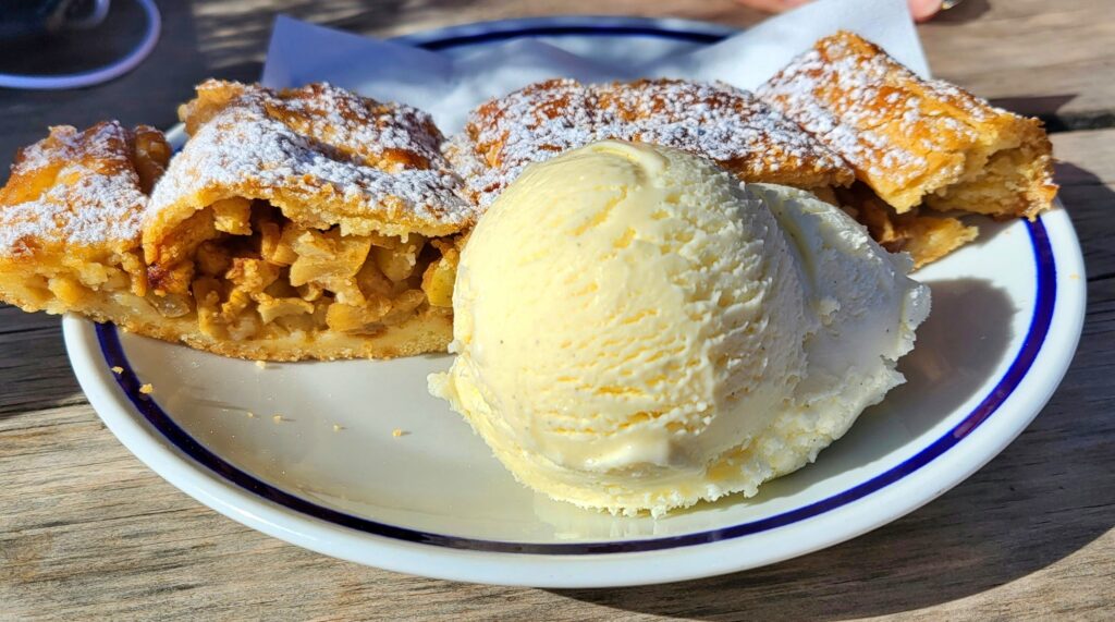 Apfelstrudel – món tráng miệng truyền thống Áo.