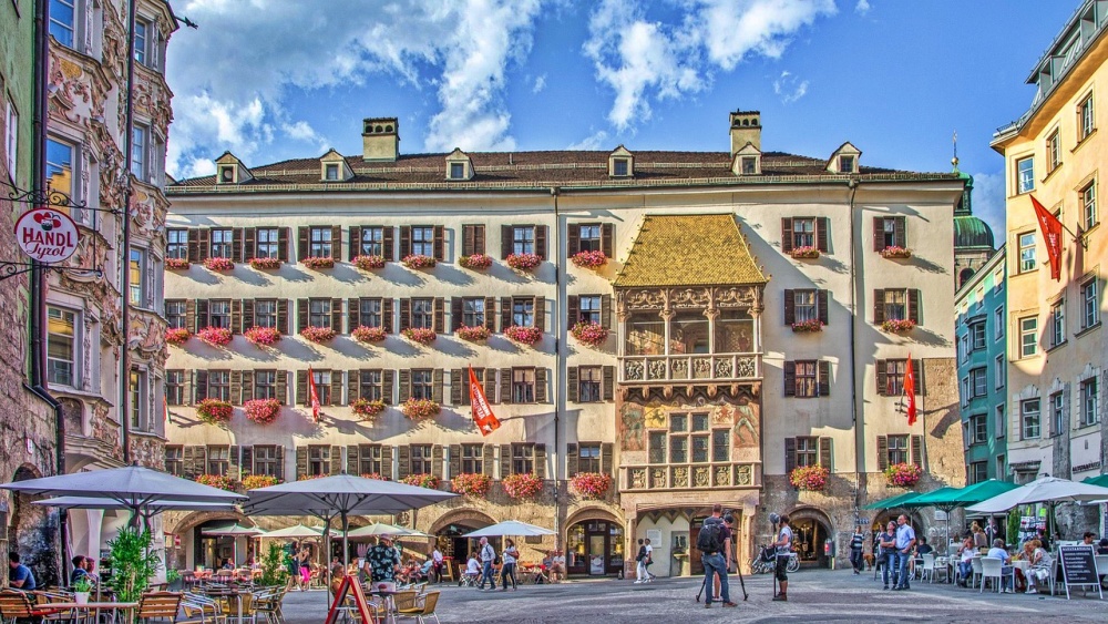 Phố cổ Altstadt Innsbruck với những ngôi nhà màu phấn và kiến trúc thời Habsburg