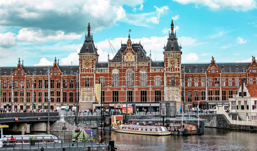 Amsterdam Central Station
Ga trung tâm Amsterdam Central Station – công trình kiến trúc lịch sử và cửa ngõ chính dẫn vào thành phố Amsterdam Hà Lan