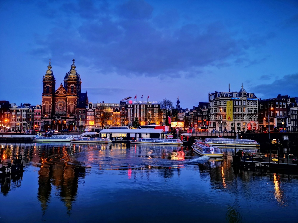 Ga Trung Tâm Amsterdam ban đêm