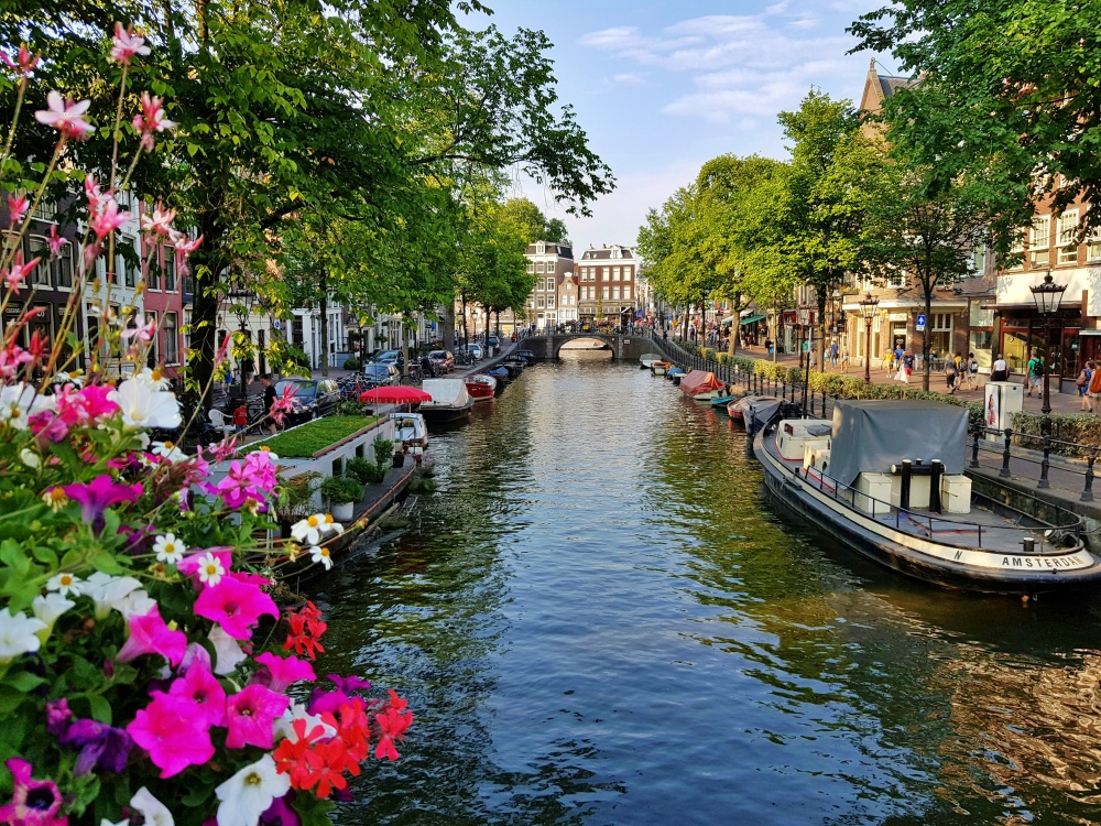 Kênh đào lãng mạn khi du lịch Amsterdam Hà Lan