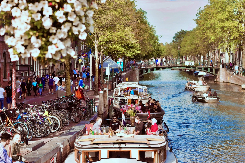 Trải nghiệm đi thuyền trên kênh đào Amsterdam Hà Lan