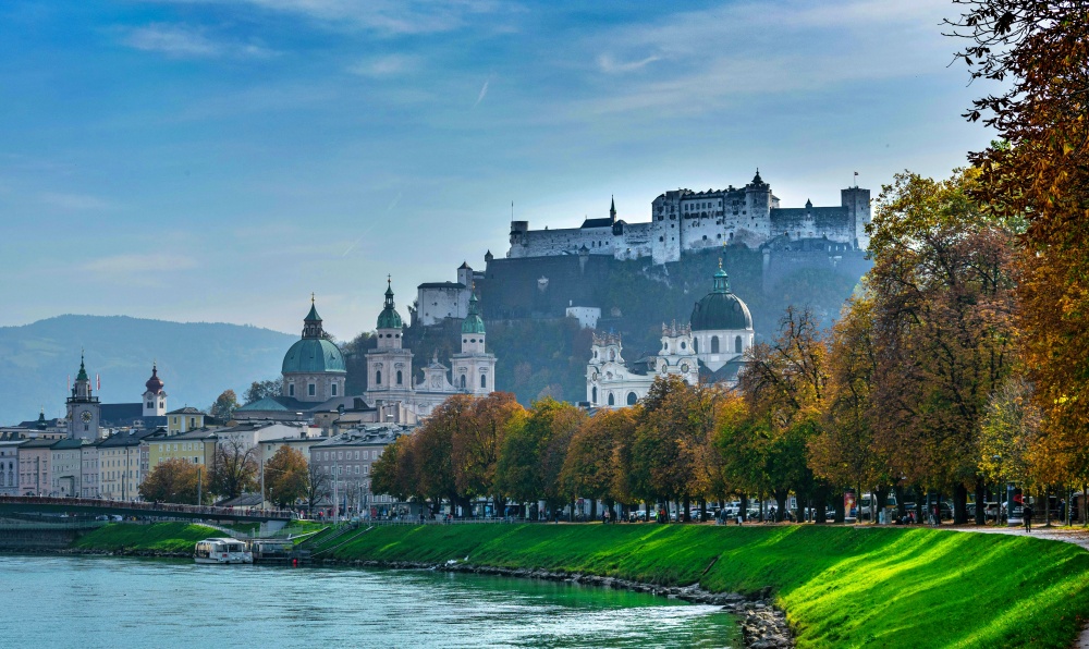 Khung cảnh Salzburg bên dòng sông Salzach với pháo đài Hohensalzburg nổi bật giữa dãy Alps