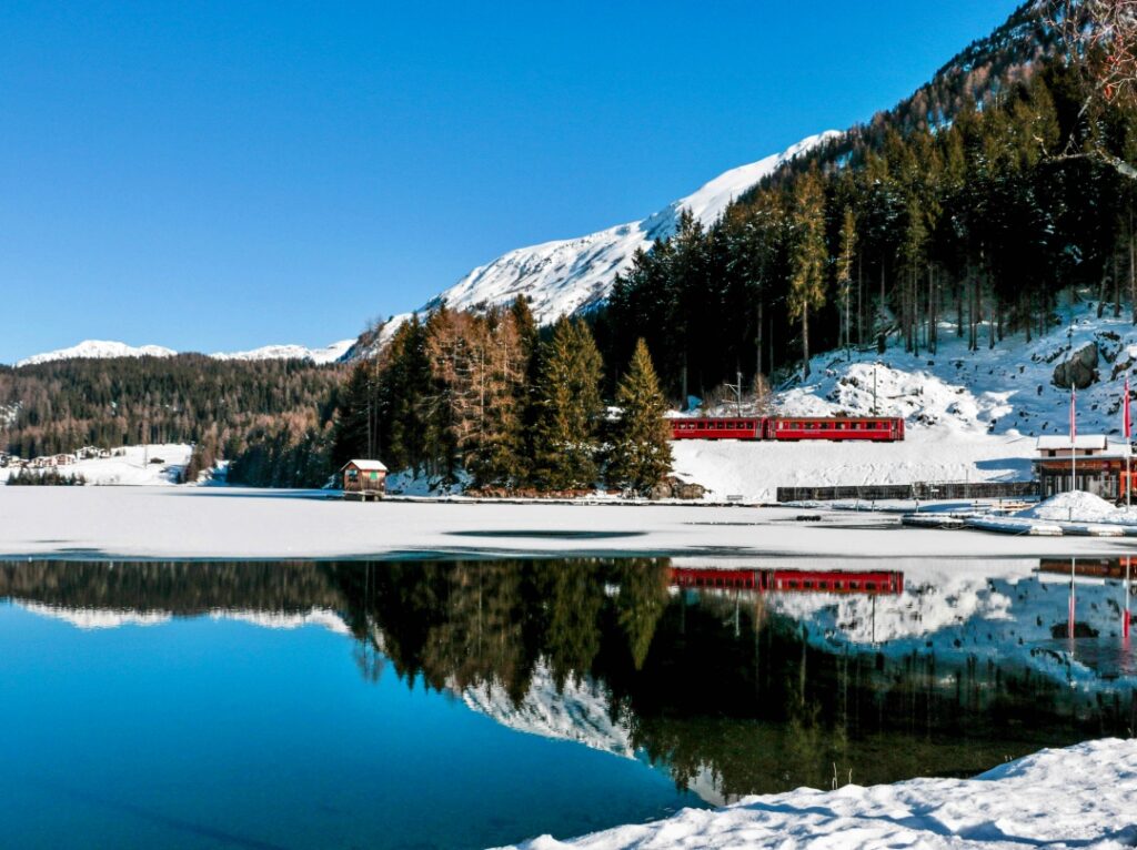 Tàu ngắm cảnh Thuỵ Sĩ qua Davos mùa đông