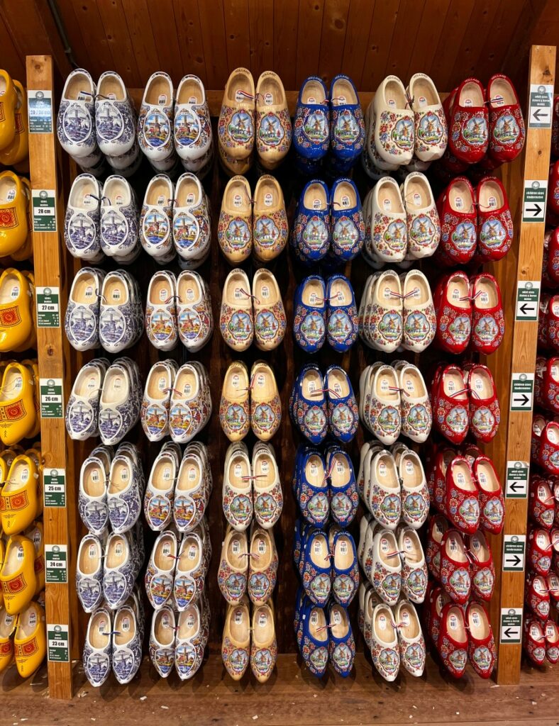 Qùa lưu niệm guốc gỗ - biểu tượng văn hoá của Hà Lan