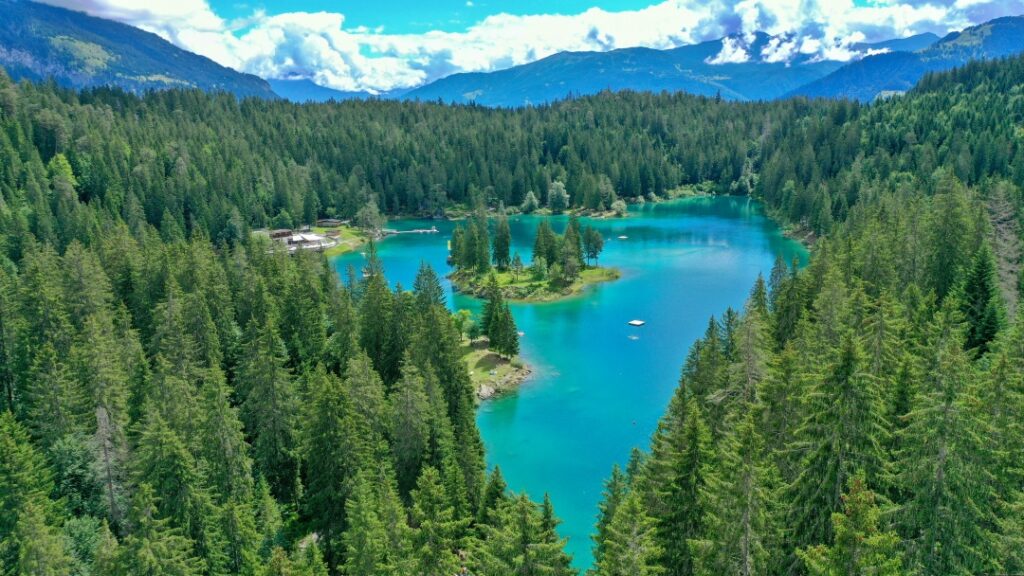 Cảnh hồ trong xanh tuyệt đẹp tại Flims