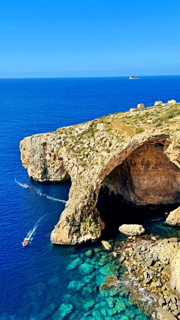 Blue Grotto Malta với hang động biển và nước xanh cobalt đa tầng – trải nghiệm du lịch Malta nguyên sơ và huyền diệu