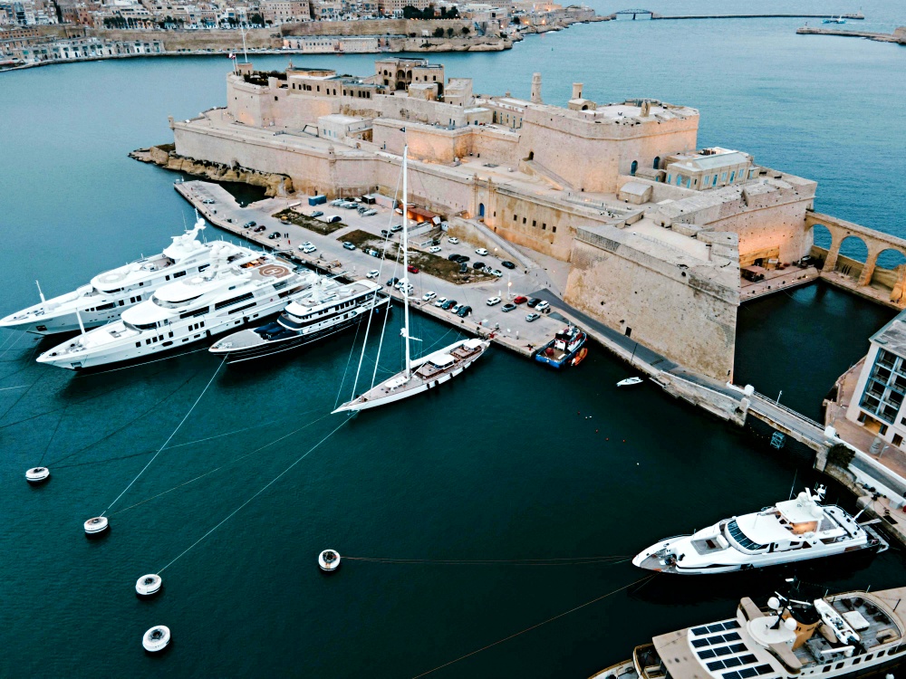 Grand Harbour Valletta Malta nhìn từ trên tàu, ánh nắng chiếu trên mặt nước – trải nghiệm du lịch Malta tuyệt đẹp