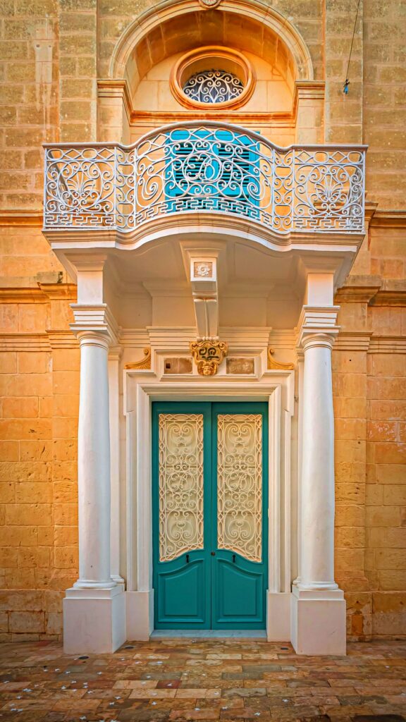 Valletta Malta với tường đá vôi vàng đặc trưng