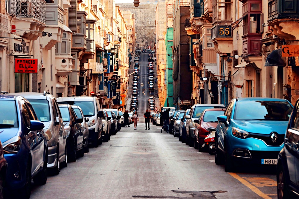 Du lịch Malta tại Valletta: con phố lát đá limestone cổ kính với ánh sáng Địa Trung Hải