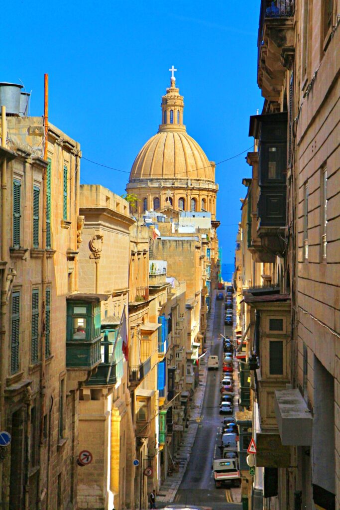 Đường phố dốc lát đá ở Valletta Malta