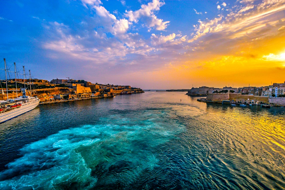 Hoàng hôn Valletta Malta với ánh nắng vàng phủ lên tường limestone và mái nhà Baroque – trải nghiệm du lịch Malta yên bình